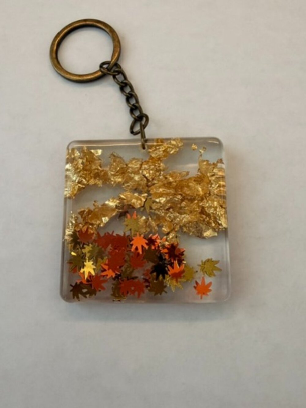 Handcrafted Autumn Resin Keychain – Gold Leaf & Fall Maple Leaf Sparkle